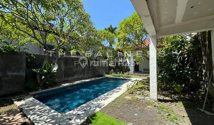 Renovatable Villa With Ample Space And Modern Potential 2