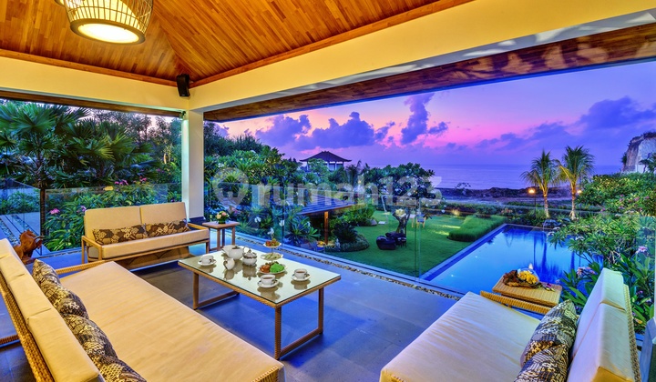 SUPER LUXURY VILLA IN A SECURED CLIFFFRONT ESTATE