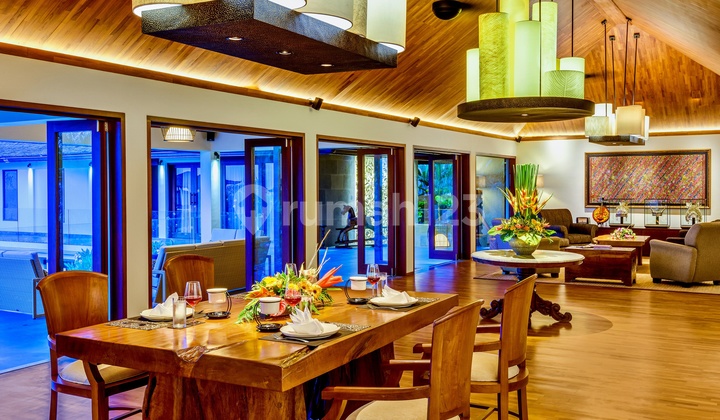 SUPER LUXURY VILLA IN A SECURED CLIFFFRONT ESTATE 2