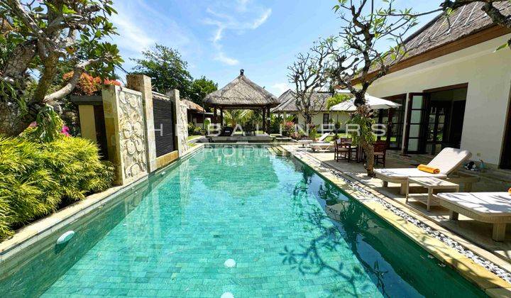 Expansive Villa With Beachside Convenience In Sanur 1