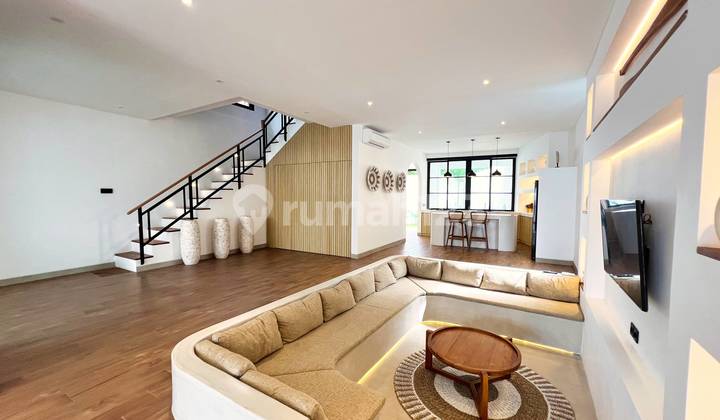 A CONTEMPORARY VILLA BLENDING COMFORT & SERENITY