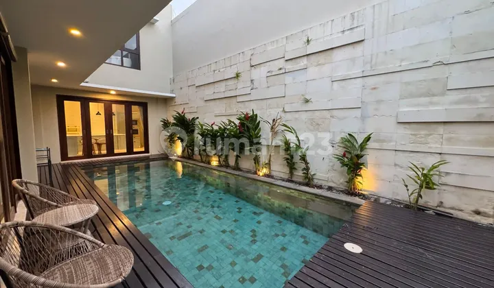 ELEGAN RUMAH EMPAT KAMAR TIDUR DENGAN KOLAM RENANG DI TENGAH KUTA ELEGAN RUMAH EMPAT KAMAR TIDUR DENGAN KOLAM RENANG DI TENGAH KUTA