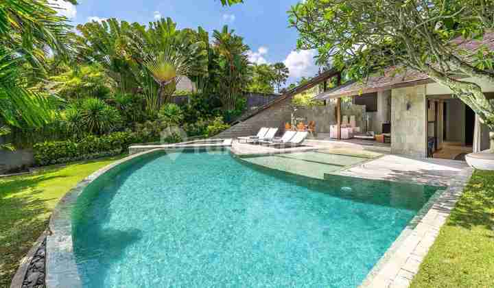 INVITING THREE-BEDROOM VILLA WITH TROPICAL AMBIENCE IN SEMINYAK INVITING THREE-BEDROOM VILLA WITH TROPICAL AMBIENCE IN SEMINYAK
