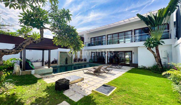 Stylish Seminyak Villa With Modern Amenities 1