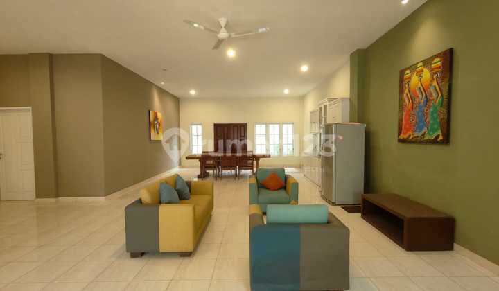 Spacious 6 bedroom Villa With Generous Garden Space 2