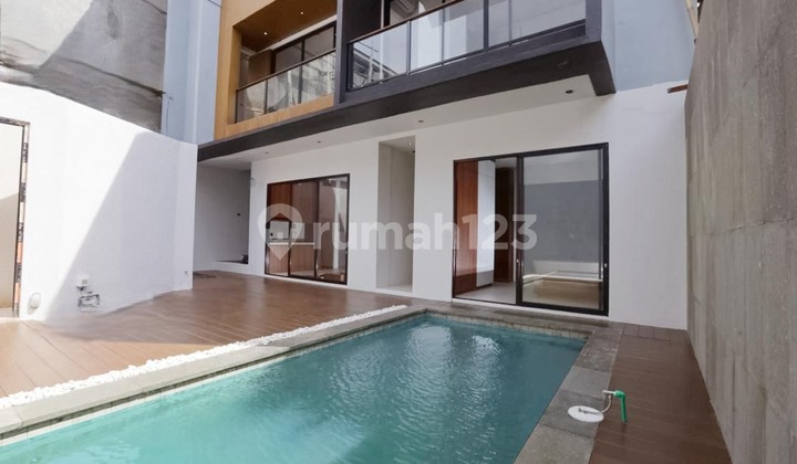 Nyanyi's Coastal Gem: Freehold Villa With Open-Air Rooftop