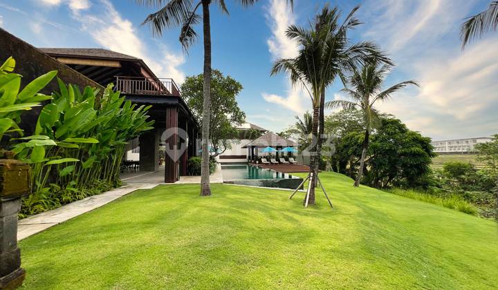 VILLA LUAS DENGAN PEMANDANGAN SAWAH DI CEMAGI YANG TENANG, HANYA BERAPA LANGKAH DARI PANTAI