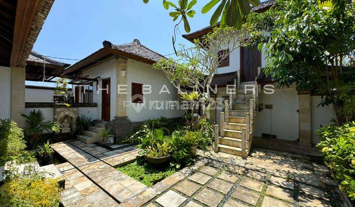 Stylish Renovated Villa With Teak Wood Accents In Ungasan 1