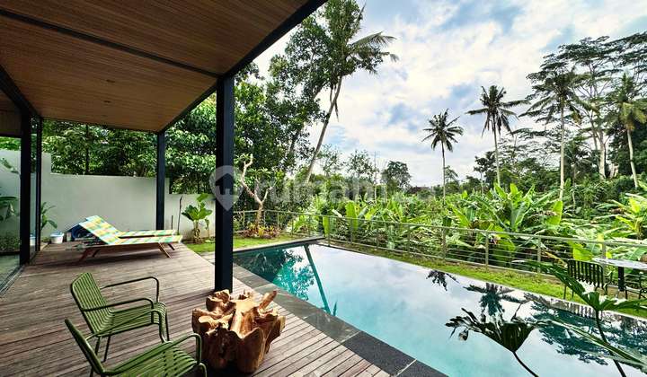 VILLA TENANG DENGAN PEMANDANGAN HUTAN DAN MATAHARI TERBENAM YANG MEMUKAU DI UBUD