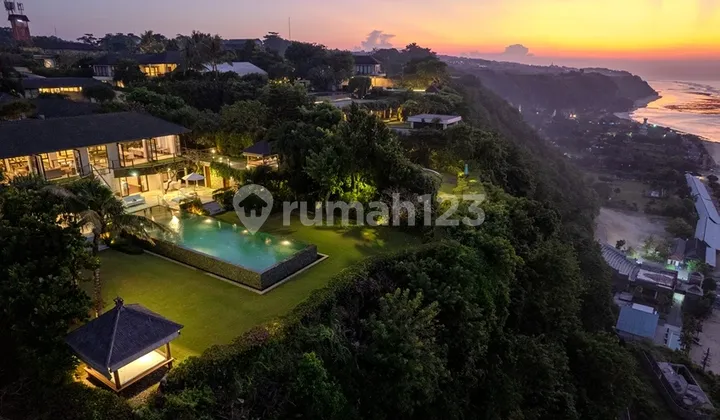 STUNNING CLIFFSIDE RESIDENCE OVERLOOKING THE INDIAN OCEAN