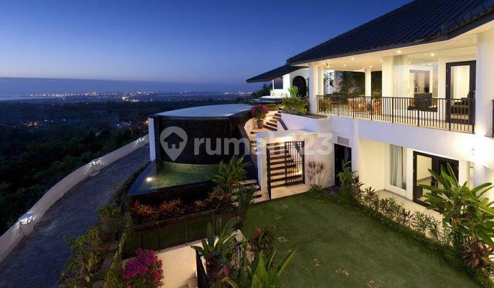 5-bedroom Villa With Magnificent Volcano & City Views