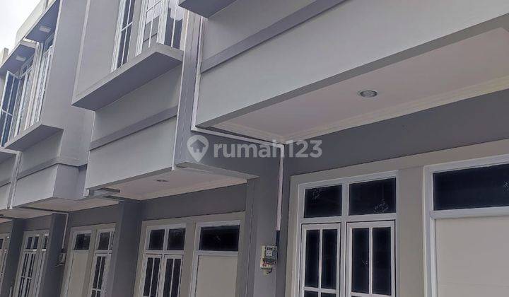 Di  rumah minimalis modern 2 lantai di selembar percetakan negara Jakpus 2