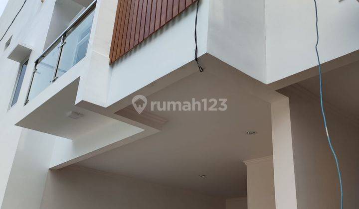 Rumah baru elegan dekat kuliner taman solo dan universitas Yarsi di cempaka putih barat  1