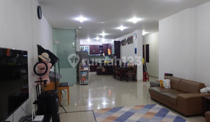 3-Story Shop House, Inside a Complex, Suitable for Office and Warehouse, Elevated from the Road, Rare Find, Pademangan