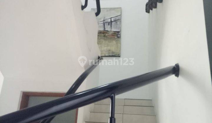 Rumah 2 lantai di Joglo Jakarta Barat Rapi Siap Huni 2