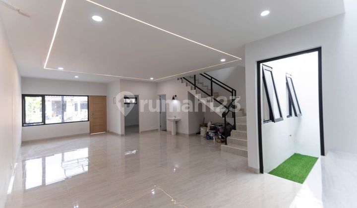 Dijual Rumah di Sutera Flamboyan Alam Suteta 2 Lantai SHM Selatan