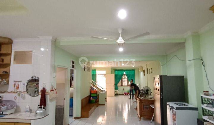 Rumah di Taman Palem Lestari 2 1/2  Lantai Hadap Timur Furnish 2