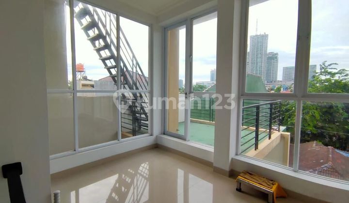 Rumah 3 Lantai di Meruya Illir Sudah Renovasi Hadap Timur