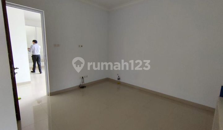 Rumah 3 Lantai di Meruya Illir Sudah Renovasi Hadap Timur 2