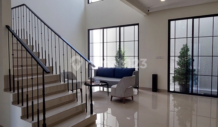 Dijual Rumah Cantik Fasade Eropa Lokasi Premium Bellefont Gading Serpong Tangerang 2