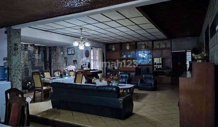 Rumah Dengan Halaman Luas di Jl Cipaganti Bandung 2