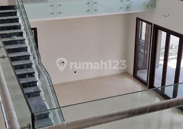 Rumah Mewah dengan Parkiran Luas di Setraduta 2