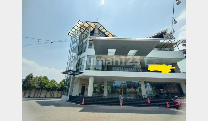 4.5-Storey Building with Elevator in Setiabudi, Bandung 1