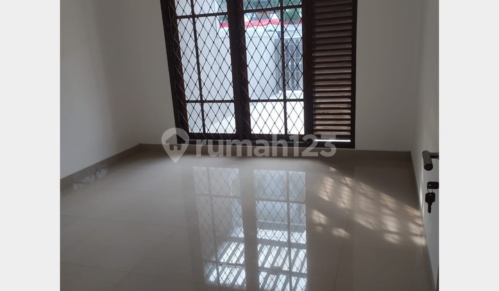 Rumah Luas Ada Taman di Sarijadi, Bandung 2