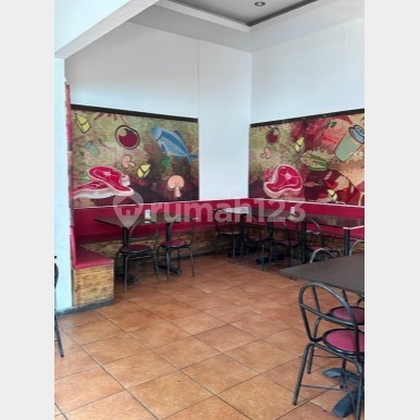 Strategic House Suitable for Cafe in Riau Wing