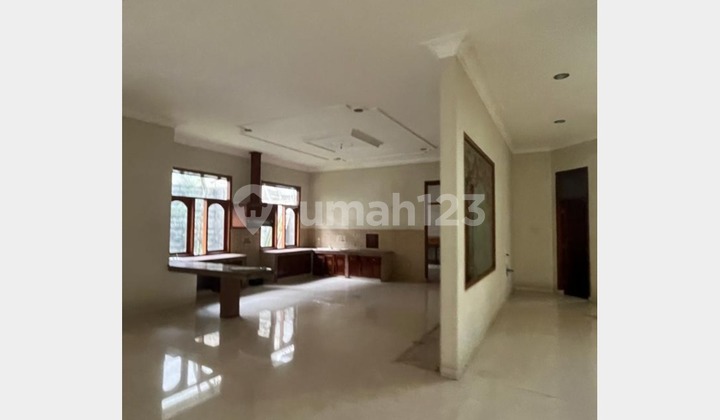 Sewa Rumah Megah & Luas 2 Lantai di Sayap Riau 2