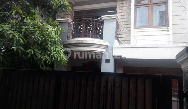 Rumah Bagus 3 Lantai di Mainroad Ciateul Bandung Rumah Bagus 3 Lantai di Mainroad Ciateul Bandung