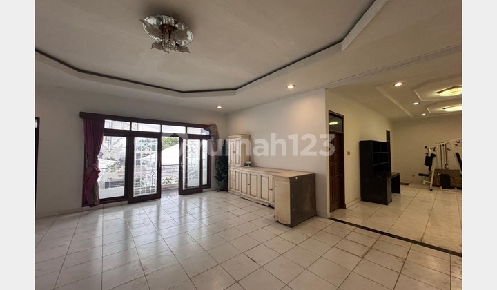 Spacious and Strategic Shop House for Rent on Mainroad Gatot Subroto, Bandung 2