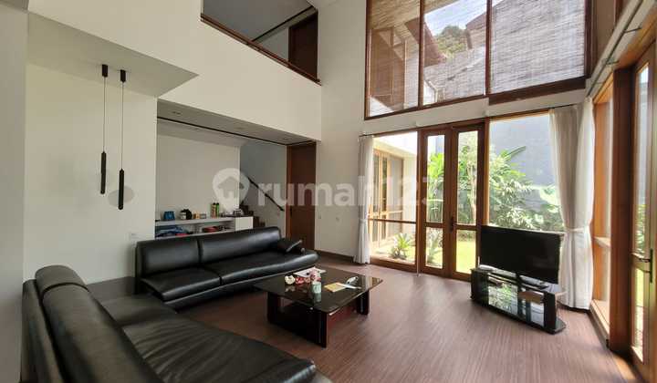 Rumah Mewah Dengan Swimming Pool di Hegarsari Sayap Hegarmanah