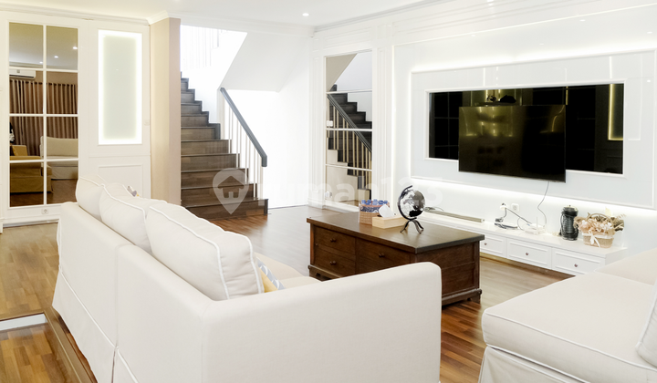 Furnished 3-Story House with Swimming Pool in UNPAD Dago Complex Furnished 3-Story House with Swimming Pool in UNPAD Dago Complex