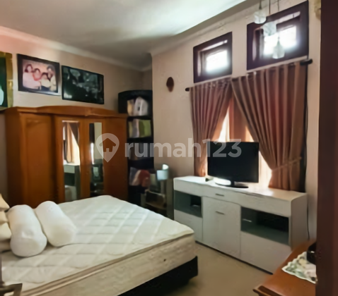 Rumah Semi Furnished 2,5 Lantai di Sayap Riau Bandung 2