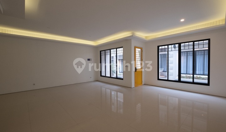 Rumah Non Furnished Eksklusif di Setraduta Dekat Tol Bandung