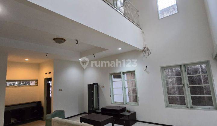 Dijual Rumah Bagus Bergaya Country di Batununggal Bandung 1