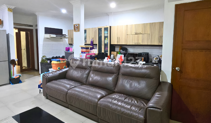 Rumah Nyaman Terawat 2 Lnatai di Setraduta Hegar 2