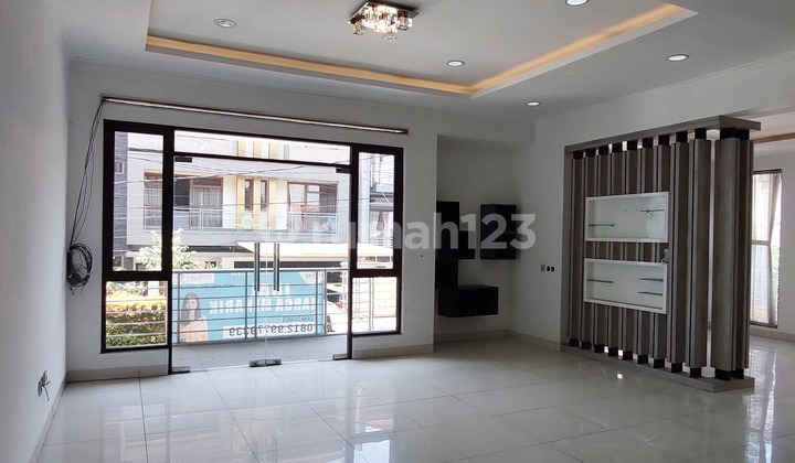 Rumah Mewah 3 Lantai di Sudirman Town House