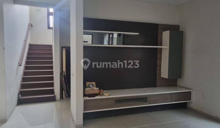 Rumah 2 Lantai Bagus Semi Furnished SHM Komplek Taman Anggrek 2