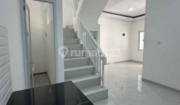 Rumah bagus siap huni di Jl. Angsana Raya, Duri Kepa, AR 461