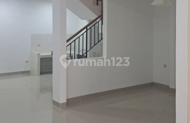 The house is renovated and ready to occupy in front of Citra Garden 3 park, CG 562. 2