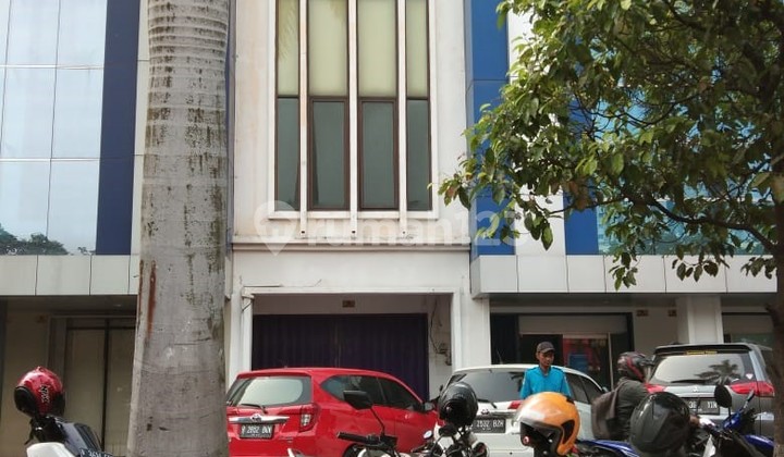 Shop house in front of the mall next to BCA Bank Daan Mogot Baru, DM 377 Shop house in front of the mall next to BCA Bank Daan Mogot Baru, DM 377