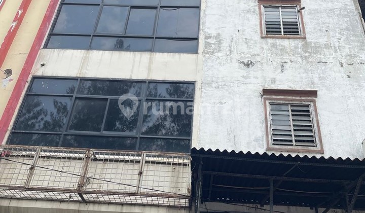 Ready-to-use strategic shop house on Jl. Outer Ring Road Cengkareng, RR46 Ready-to-use strategic shop house on Jl. Outer Ring Road Cengkareng, RR46