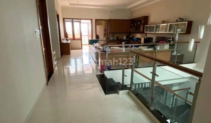 Rumah 3 Lantai Bagus Furnished SHM di Istana Regency Pasteur, Bandung 1