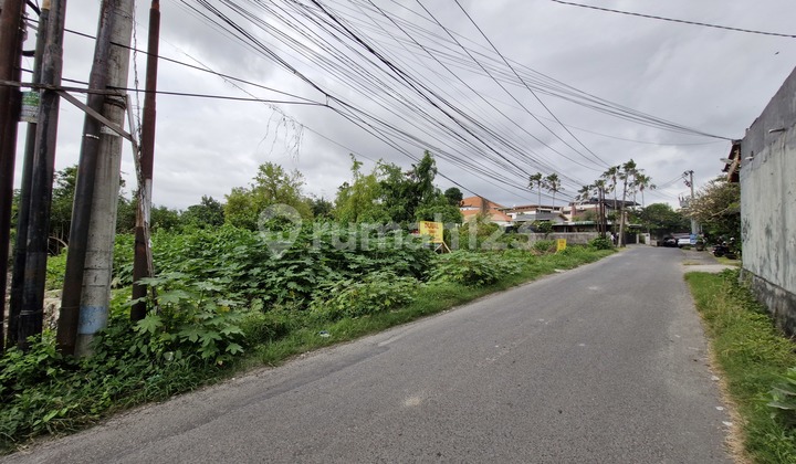 Small flat land with asphalt road access in Seminyak, Badung