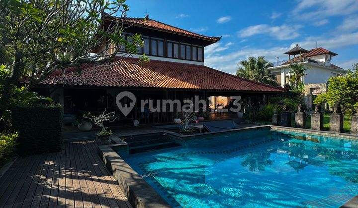 Vila Clasic Luas 3 Bedroom Furnished Dekat Pantai Saba Gianyar