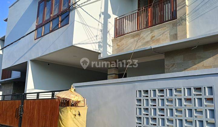 Rumah vila 2 lantai modern SHM  jalan utama di Sanur  1