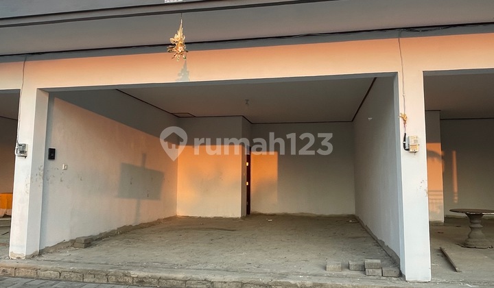 Ready-to-occupy shophouse in the strategic location of Canggu area.