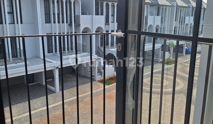 Rumah baru di cluster elite Greenwich BSD City, lokasi premium, halaman belakang luas Rumah baru di cluster elite Greenwich BSD City, lokasi premium, halaman belakang luas